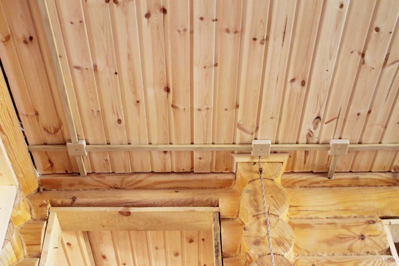 Монтаж скрытая проводка в деревянном доме бревно, брус.
