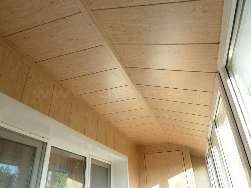 Отделка потолка в деревянном доме: особенности и элементы дизайна